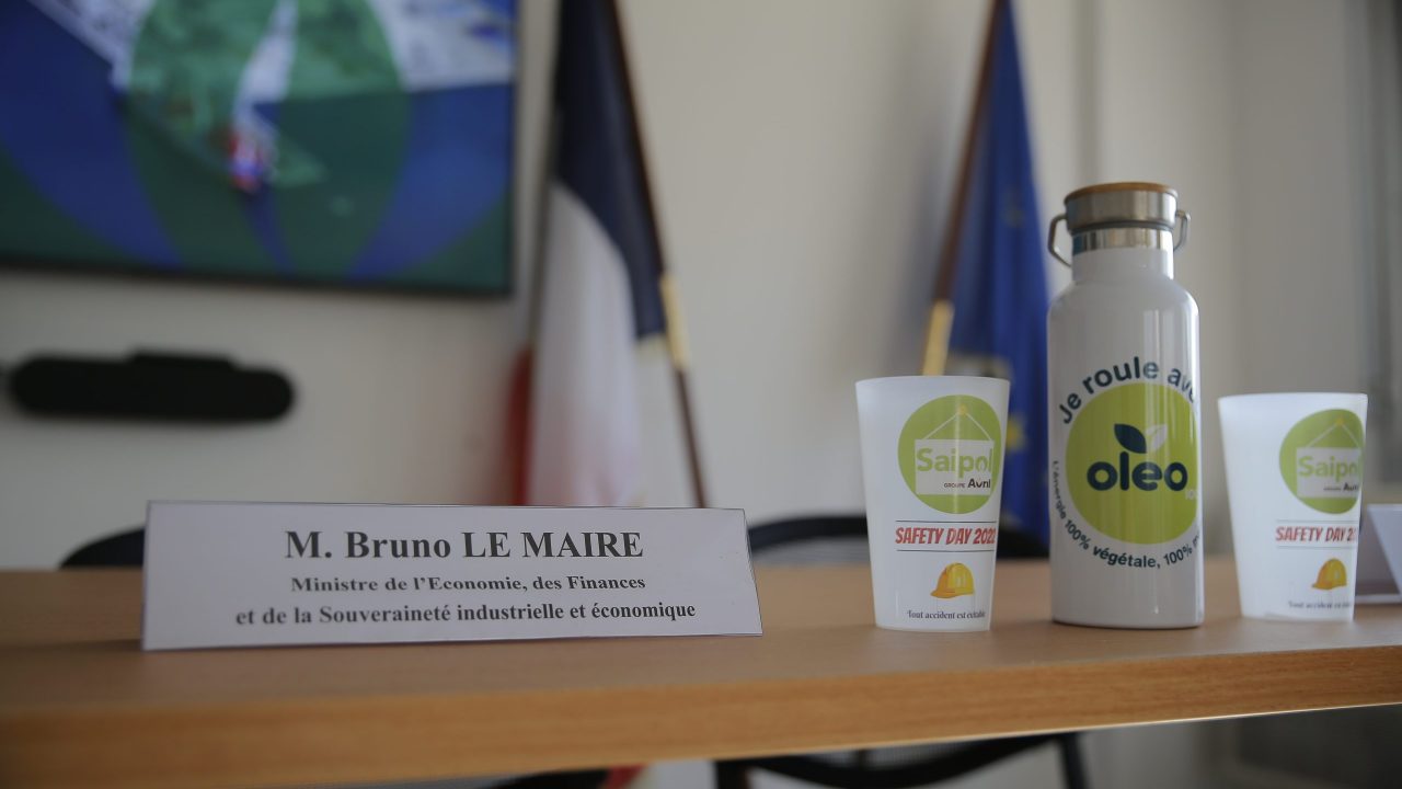 Etiquette de Bruno Le Maire sur une table.