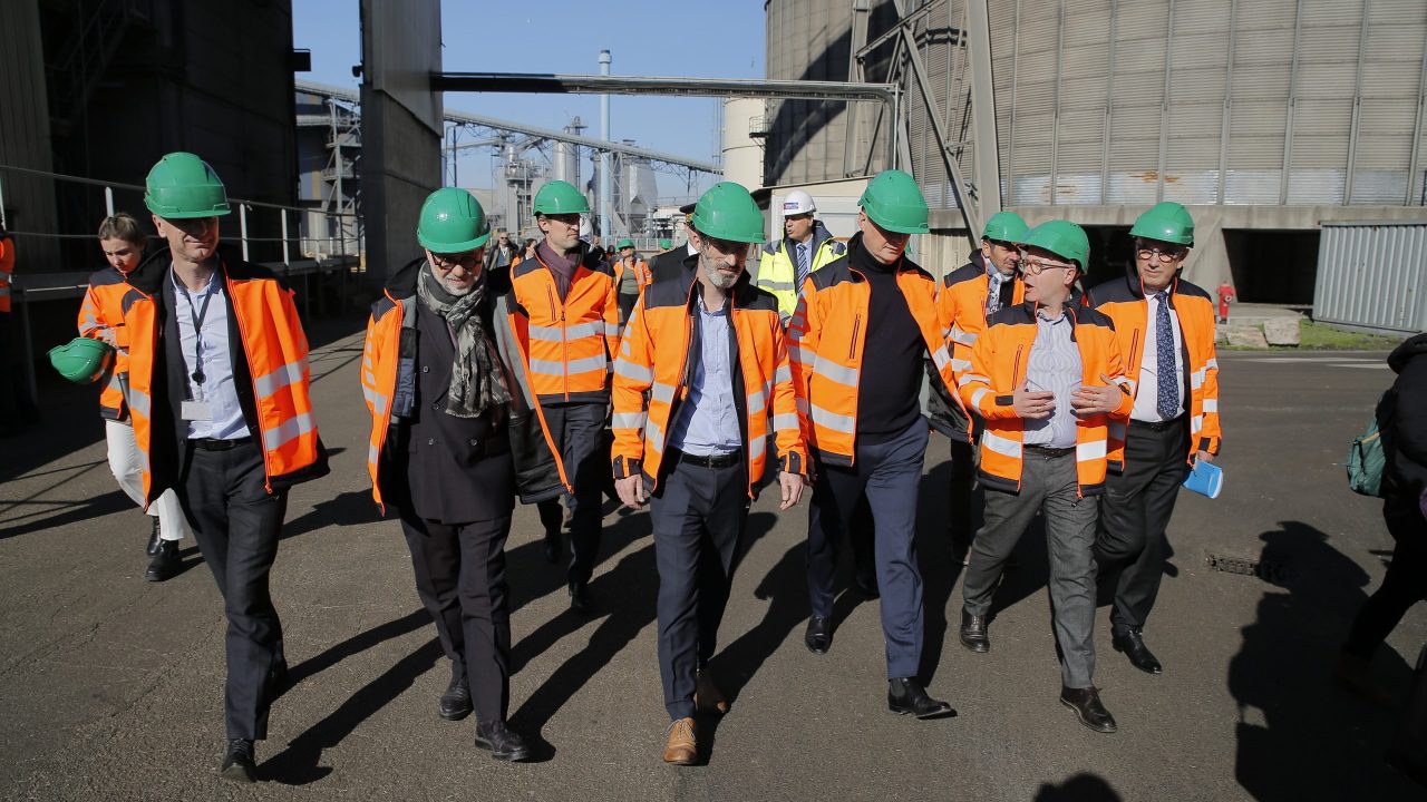 Groupe qui marche dans l'usine de Sète